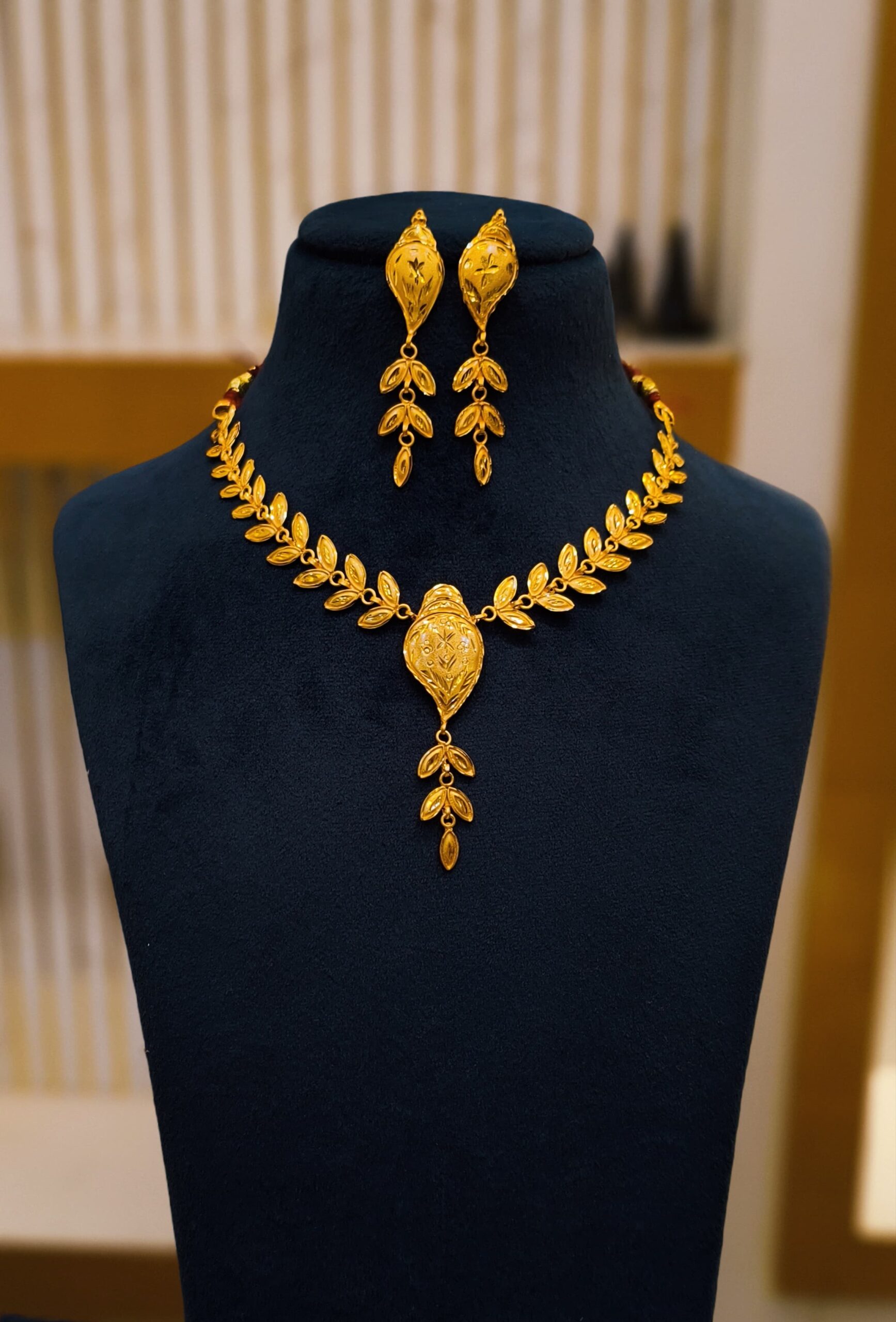 24k Gold-Plated Elegant Leaf Motif Necklace Set with Matching Earrings